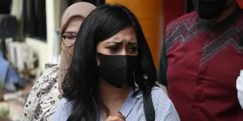 Dua Tahun Tak Ada Kejelasan Kasus Kematian Anaknya, Karen Pooroe Datangi Polres Jakarta Selatan
