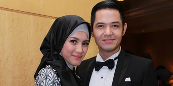 Dude-Alyssa Padukan Busana Tradisional Modern di Nikahan Chelsea