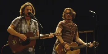 Duet Bareng Eddie Vedder, Johnny Depp Tampil Bak Rockstar