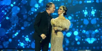 Duet Dengan Rick Price, Syahrini Sedikit Repot Soal Kostum