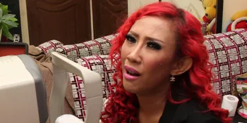 Duh, Mata Dewi Sanca Bermasalah Gara-Gara Softlens