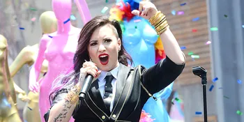 Dukung LBGT, Demi Lovato Meriahkan Pride Parade