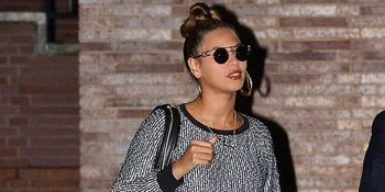 Dukung Obama, Beyonce Pakai Anting Nama Presiden Itu