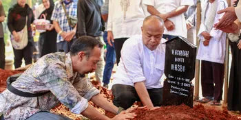 Edwin Tegar Hantar Ibunda ke Peristirahatan Terakhir, Ayahnya tak Kuasa Air Mata Hingga Ditenangkan Jodi