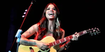 [Eksklusif] Taylor Swift - Christina Perri Kagumi Orang Yang Sama