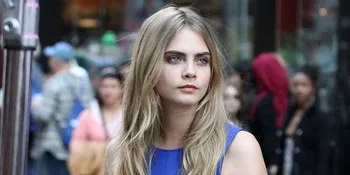 Ekspresi Kocak Cara Delevingne Saat Hadir di Fashion Show Chanel