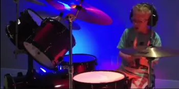 Ekspresi Lucu Bocah Kecil, Main Lagu Susah Tetap Gebuk Drumnya