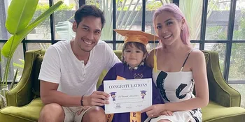 El Barack Lulus Sekolah Pakai Baju Toga, Jessica Iskandar Nangis Terharu