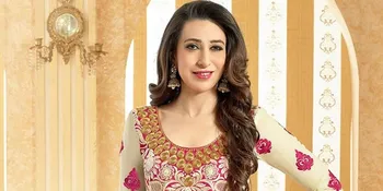 Elegan Bergaun Hitam, Karisma Kapoor Pamer Paha Mulusnya