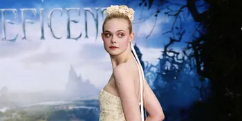 Elle Fanning Tampil Bak Peri di Premiere 'MALEFICENT'