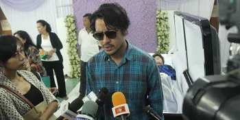 Ello Tak Kuasa Menahan Tangis Saat Ibunya Dimakamkan