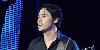 Ello Tak Tampak Dalam Iring-Iringan Jenazah Ibunya