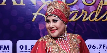 Elvi Sukaesih Tak Mau Difoto Sendirian