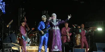 Elvy Sukaesih Sukses Ajak Ribuan Penonton Goyang Ska-Dangdut di Synchronize Fest 2025