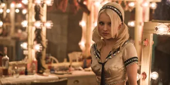 Emily Browning Akan Bintangi 'LEGEND' Bersama Tom Hardy