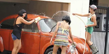 Emily Laras Tampil Seksi di Video Klip Terbaru