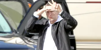 Duh! Eminem Ancam Akan 'Kencingi' Kanye West!