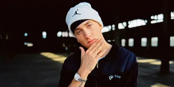 Eminem Mengejek keluarga Kardashian di Klip Berzerk