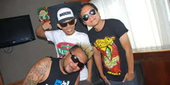 Endank Soekamti Jual CD Di Toko Buku Biar Terlihat Pintar