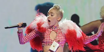 Eneg Lihat 'Wrecking Ball', Liam Hemsworth 'Tendang' Miley Cyrus