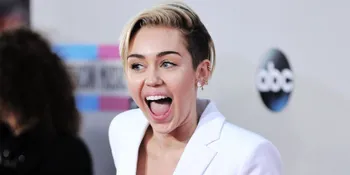 Entertainer of the Year Versi Miley Cyrus Adalah...
