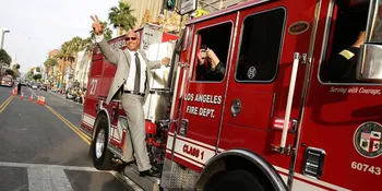 Epic! Menuju 'SAN ANDREAS', Dwayne Johnson Numpang Firetruck