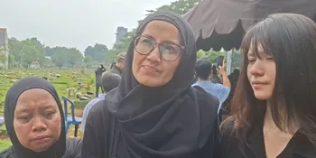 Epy Kusnandar Dimakamkan, Tangis 'Istri' dan 'Anak' Kang Mus 'Preman Pensiun' Pecah