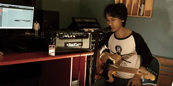 Eross Bocorkan Rahasia Dibalik Suara Cadas Gitarnya