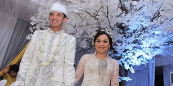 Eza Yayang Beri Hadiah di Acara Lempar Bunga