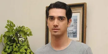 Fachri Albar Pacari Renata Kusmanto?