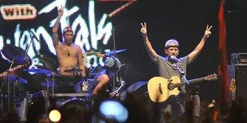 Fans Nekat Curi Kesempatan Peluk Iwan Fals