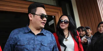 Farhat Abbas dan Regina Kompak Pakai Jaket Jeans