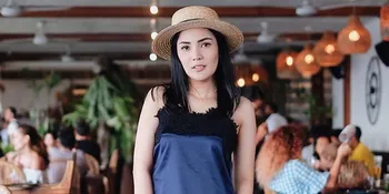 Fashion Unik Terbaru Dari Nindy, Pakai Anting Berbentuk Botol Yakult!