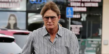 Fashionable! Caitlyn Jenner Tampil Cantik & Feminin Dengan Payung