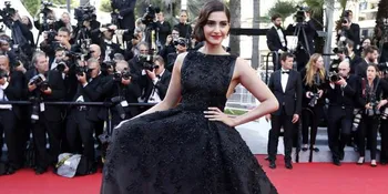 Fashionista Sejati! Gaun Biru Berjuntai Spesial ala Sonam Kapoor