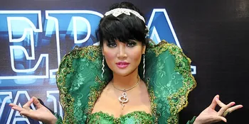 Fifie Buntaran Dandan Laksana Dewi Ular di OVJ Award