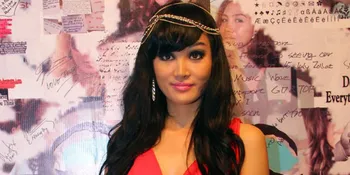 Fifie Buntaran Tampil Berani Dengan Warna Merah