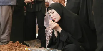 Firasat Nindy Sebelum Sang Ayah Meninggal, Sering Memeluk dan Minta Maaf