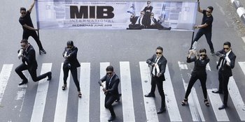 Flashmob Agen MEN IN BLACK INTERNATIONAL Hibur Warga Jakarta