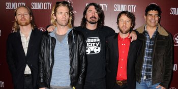 Foo Fighters Bawakan 'Dirty Water' Secara Live di Paris