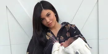 [FOTO] 1 Bulan Usai Melahirkan, Kylie Jenner Pamer Perut Rata