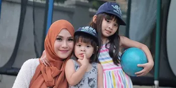FOTO: 2 Putri Zaskia Adya Mecca Keracunan Vitamin Kadaluarsa