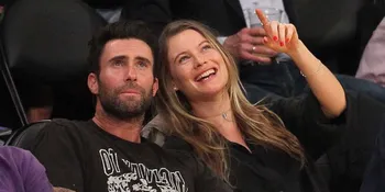 [FOTO] Adam Levine &#38; Behati Prinsloo Bawa Anak Liburan ke Pantai
