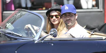 [FOTO] Adam Levine Pamer 'Pengantin' di Emmy Awards