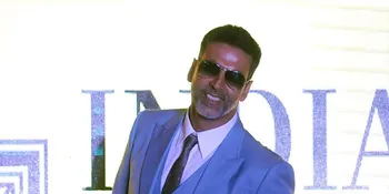 [Foto] Akshay Kumar Petik Mangga, Nitara Memandang Dengan Unyu