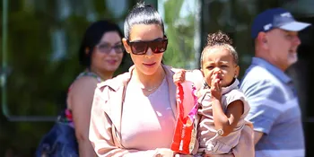 [FOTO] Aksi Lucu North West Saat Makan Pancake, Awas Gemas Akut!