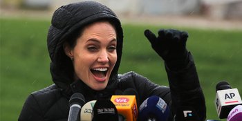 [FOTO] Angelina Jolie Ajak Anaknya Makan Kalajengking & Tarantula