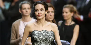 [FOTO] Angelina Jolie dan Ibunya, Bagai Pinang Dibelah Dua