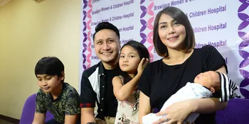 FOTO: Arie Untung Temukan Lafaz Allah di Telinga Anak Ketiganya