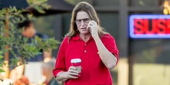 [FOTO] Astaga! Ayah Kim Kardashian Ketahuan Pakai Bra